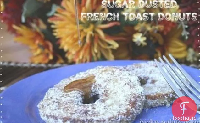 Donas De Tostadas Francesas Espolvoreadas De Azúcar Con Jarabe De Arce De Mantequilla De Maní