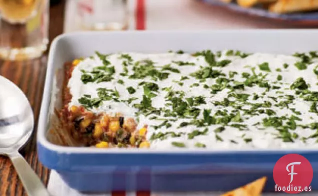 Salsa de Frijoles para Fiestas con Chips de Tortilla Horneados