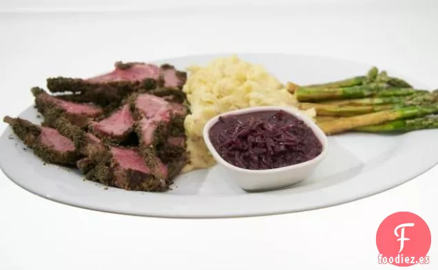 Costilla de Cordero con Incrustaciones de Tortilla de Maíz Azul con Puré de Rábano Picante y Espárragos Balsámicos