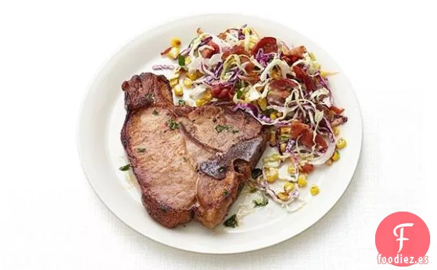 Chuletas de Cerdo con Ensalada de Tocino de Maíz