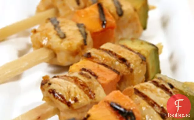 Pollo Tropical En Brochetas De Caña De Azúcar Con Salsa De cacahuete y plátano