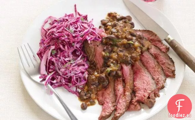 Bistec de Flanco Con Frijoles Negros y Ensalada de Repollo