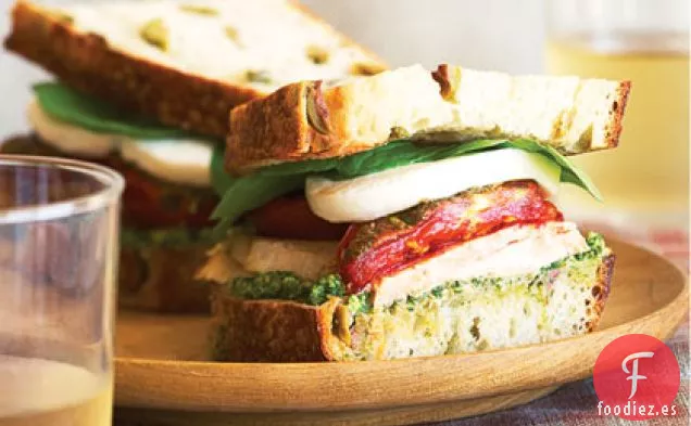 Sándwiches de Pavo con Romaníes Asados, Mozzarella Fresca y Pesto de Rúcula y Nuez