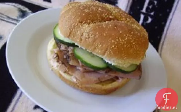 Sándwiches de Queso Crema de Eneldo, Carne Asada y Pepino