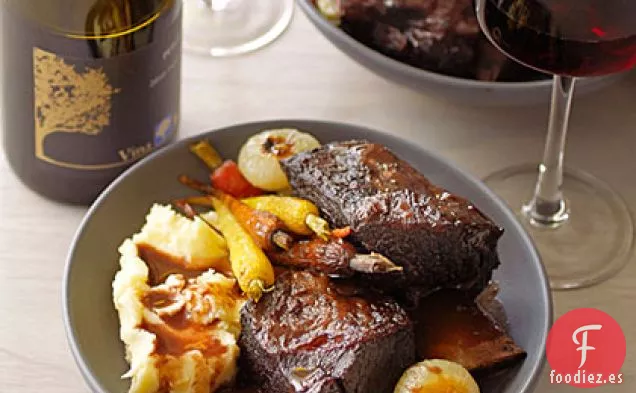 Costillas Picadas con Zanahorias Pequeñas Asadas y Cebollas Cipollini