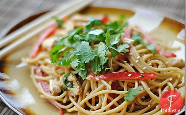 Fideos Tailandeses De Maní Con Pollo