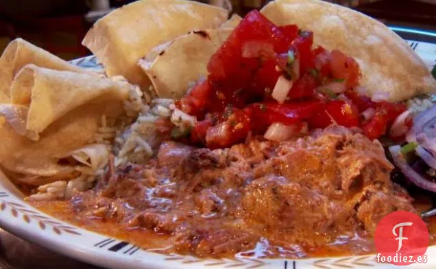 Cerdo Asado a Fuego Lento con Salsa de Curry de Coco, Tortillas de Maíz, Salsa de Tomate Fresco sobre Arroz Basmati