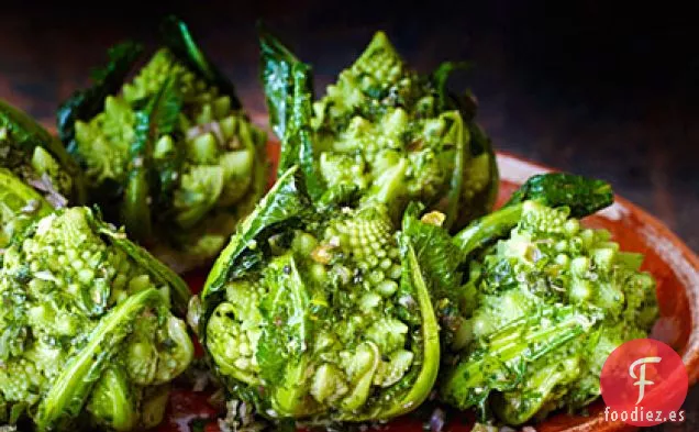 Romanesco de Brócoli con Salsa de Hierbas Verdes