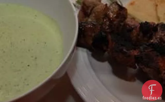 Brochetas de Cordero Griegas con Salsa Verde de Yogur y Menta