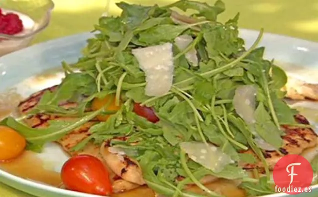 Chuletas de Pollo a la Parrilla con Limón y Pimienta Negra y Ensalada de Rúcula y Tomate