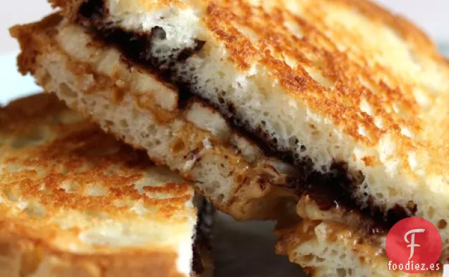 Sándwich de Mantequilla de Maní, Chocolate y Plátano a la Parrilla