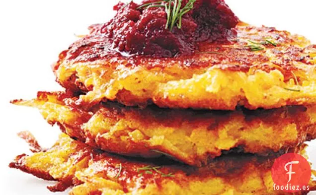 Crujientes Latkes de Verduras de Raíz con Puré de Remolacha