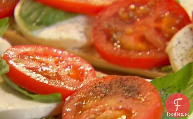 Sándwich Abierto de Tomate, Mozzarella y Albahaca