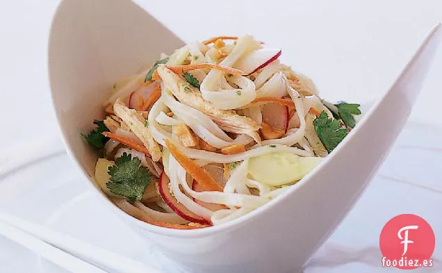 Ensalada Asiática de Pollo y Arroz y Fideos con Cacahuetes