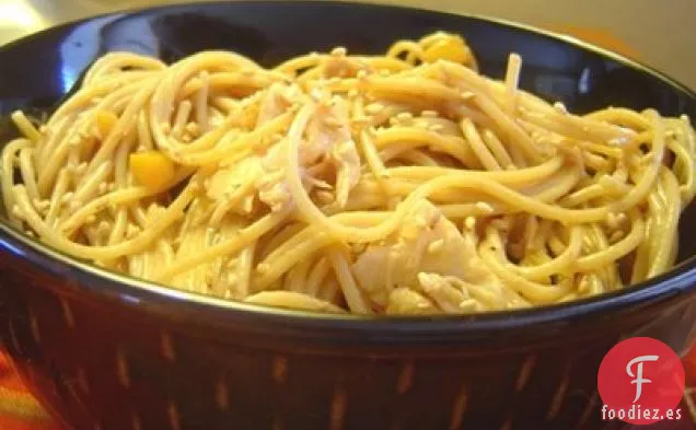 Fideos Tailandeses de Pollo y Maní