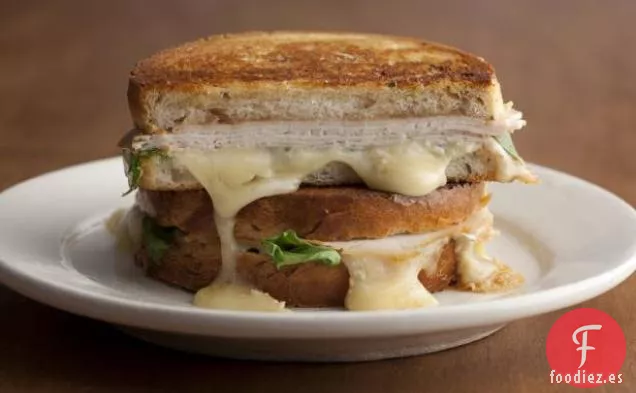 Sándwich de Pavo a la Parrilla, Brie y Mantequilla de Manzana con Rúcula