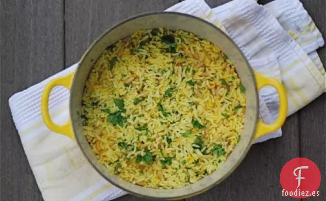 Arroz Al Azafrán Al Horno Con Piñones Y Perejil