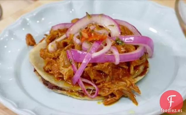 Panuchos de Cerdo y Frijoles en Tiras con Habanero en Escabeche y Cebolla (Cochinita Pibil)