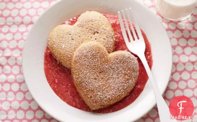 Tortitas de Trigo Integral en Forma de Corazón con Salsa de Fresas