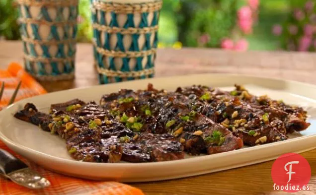 Costillas Deshuesadas a la Parrilla de Naranja y Jengibre con Condimento de Cacahuete y Cebolla Verde
