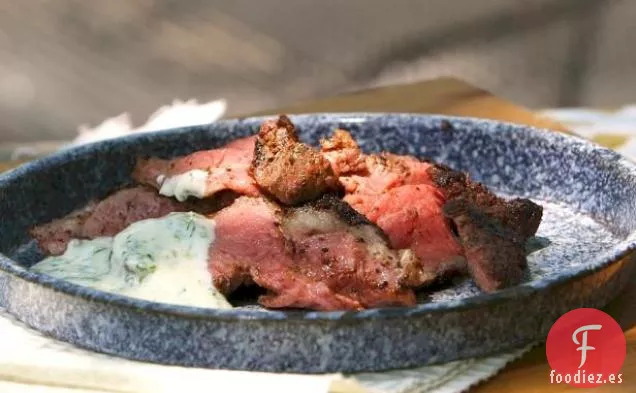 Cordero Butterflied a la Parrilla con Especias Africanas y Yogur a Base de Hierbas