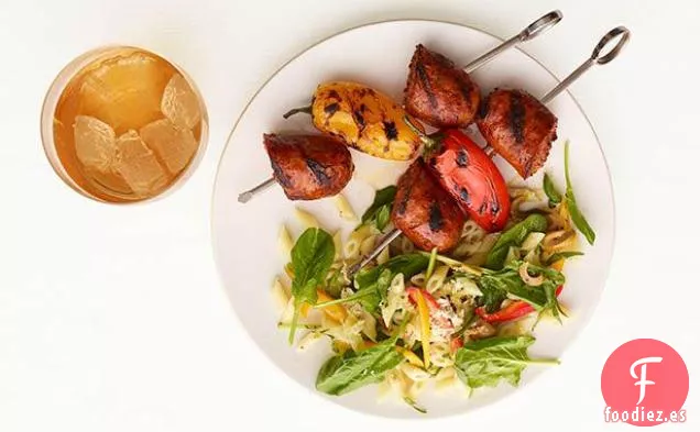 Brochetas De Salchicha A La Parrilla Con Ensalada De Pasta