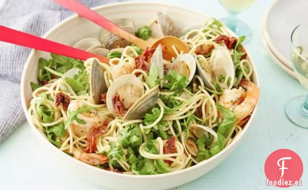 Espaguetis con Pinot Grigio y Mariscos