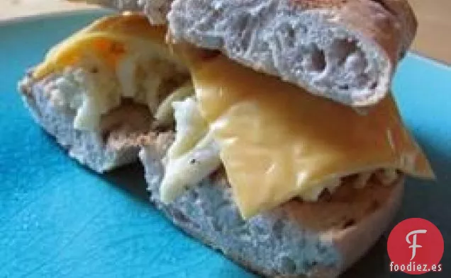 Bagel de Huevo y Queso de Arándanos