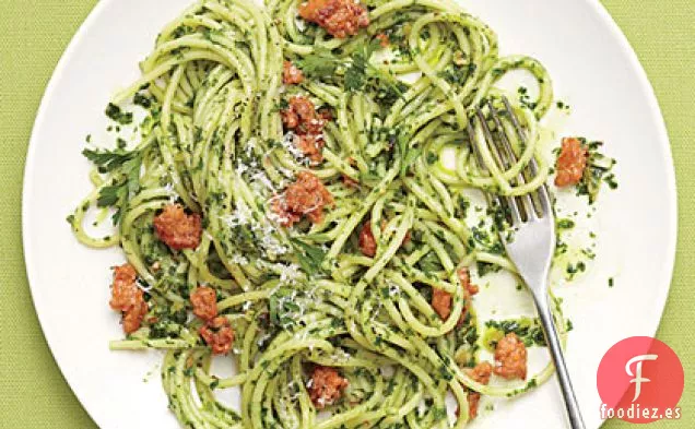 Espaguetis con Pesto de Perejil y Salchicha