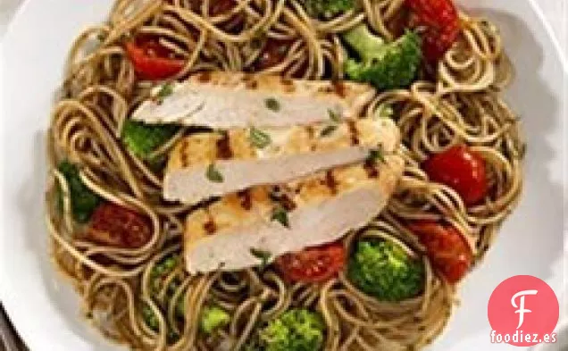 Espaguetis de Grano Entero Barilla® con Tomates Cherry, Pechuga de Pollo Marinada y Pesto
