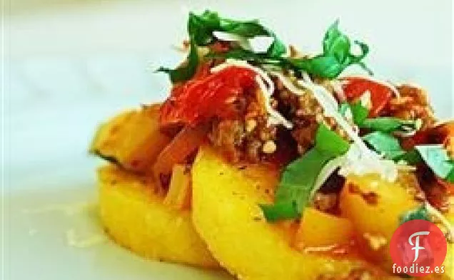 Polenta con Salsa de Verduras y Salchichas Picantes