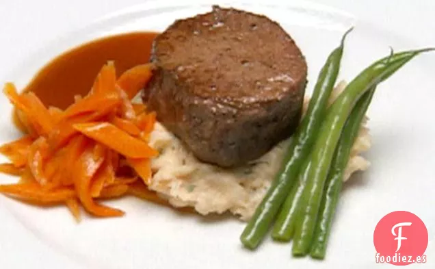 Filete Mignon sobre Puré de Boursin de Langosta con Reducción de Merlot