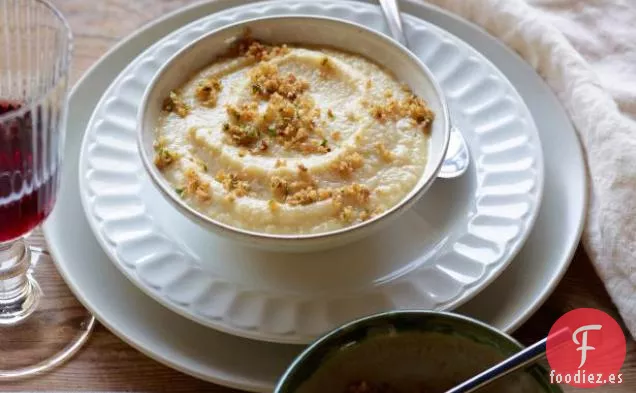Sopa de Coliflor con Cobertura de Pan Rallado de Anchoas