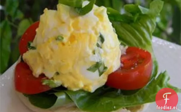 Sándwich de Ensalada de Tomate, Albahaca y Huevo