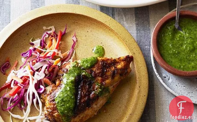 Pechugas de Pollo Frotadas con Especias Españolas con Salsa de Perejil y Menta
