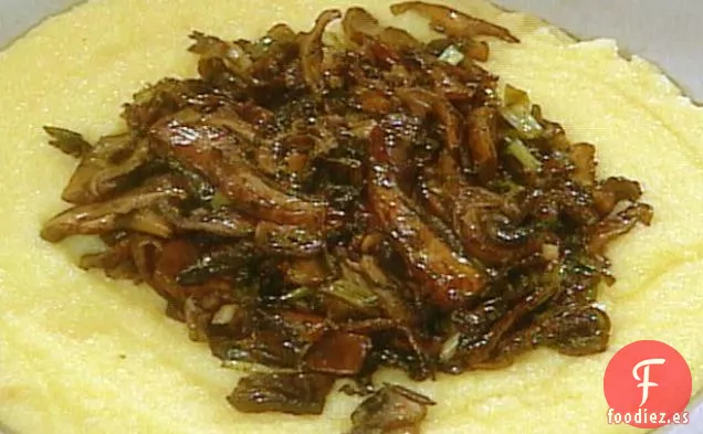 Fricasé De Setas Silvestres Sobre Polenta