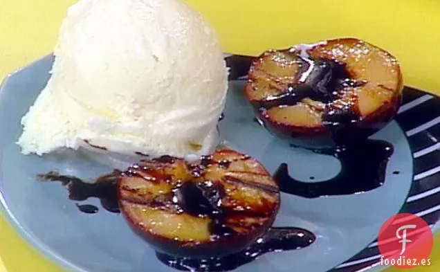 Ciruelas Balsámicas Glaseadas a la Parrilla con Helado de Vainilla