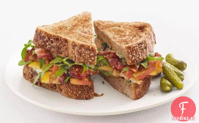 Sándwiches de Tocino, Melocotón y Rúcula