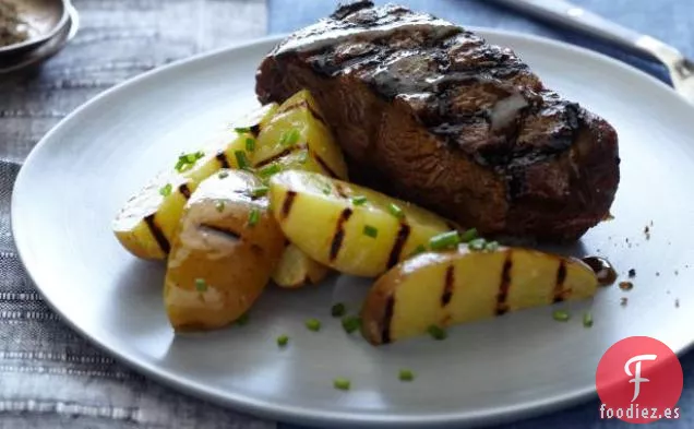 Filetes de Hierro Plano Glaseados con Whisky y Papas a la Parrilla