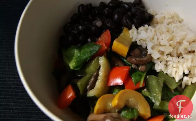 Tazón de Arroz con Frijoles y Verduras