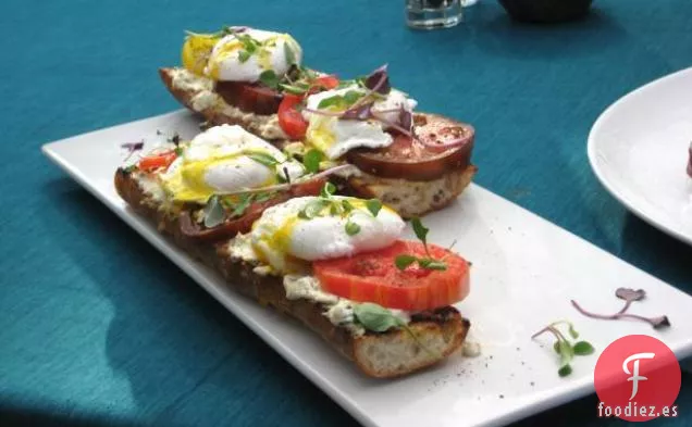 Huevos Escalfados sobre Baguette Tostada con Queso de Cabra y Vinagreta de Pimienta Negra