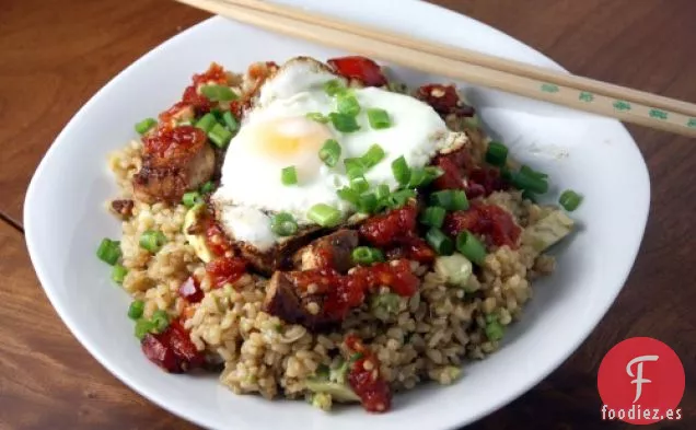 Tazón De Arroz Integral Con Salsa De Soja, Tofu Marinado Y Huevo Frito