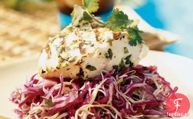 Pescado a la Parrilla con Ensalada de Cilantro y Chile