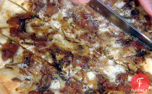 Pizza con Cebolla Caramelizada y Tocino Crujiente