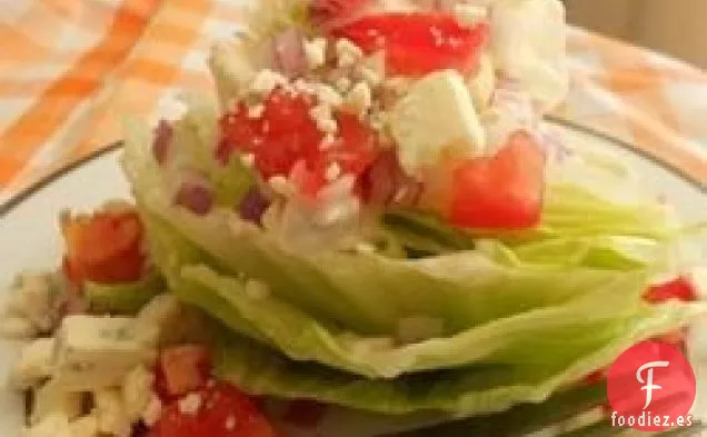 Ensalada de Cuña con Elegante Aderezo de Queso Azul