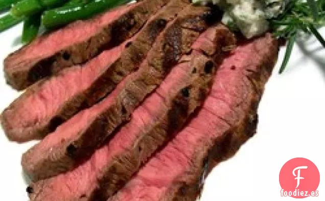 Filete de Plancha a la Parrilla con Queso Azul y Mantequilla de Cebollino