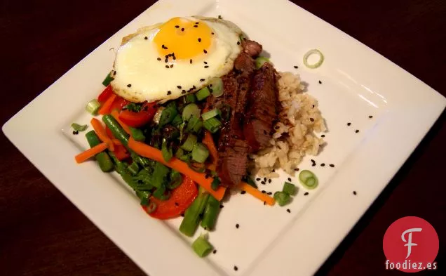 Tazón De Arroz Coreano Con Bistec, Verduras y Huevo Frito