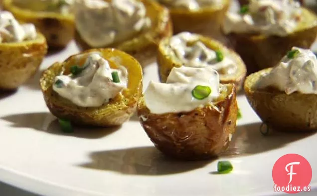 Crujientes Bocados de Patata Baby con Crema Agria y Tocino