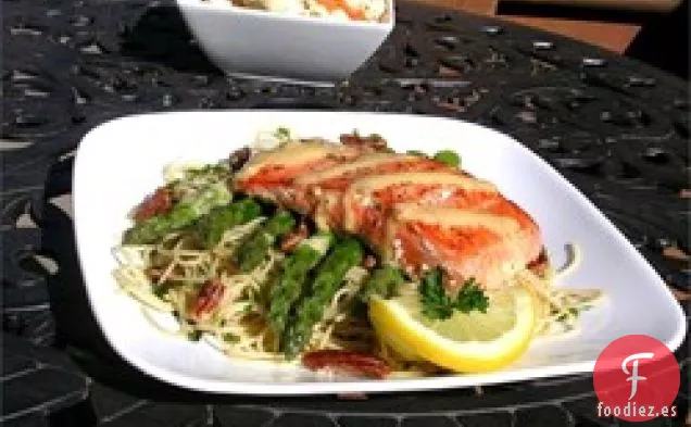 Salmón con Salsa de Mantequilla de Dijon, Espárragos y Pasta de Cabello de Ángel con Mantequilla de Hierbas