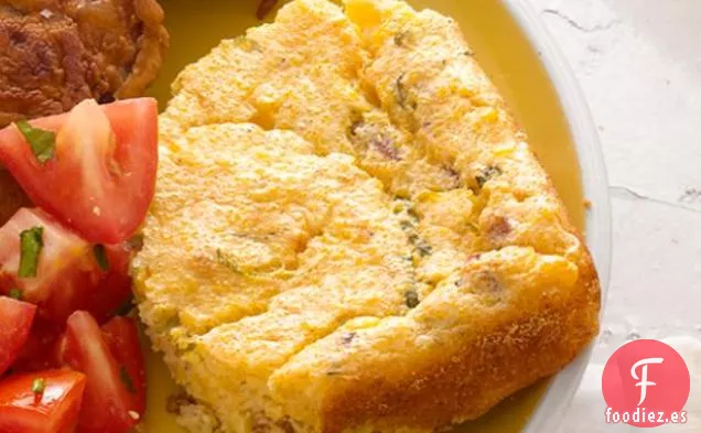 Pan de Cuchara de Maíz y Tocino con Tomates